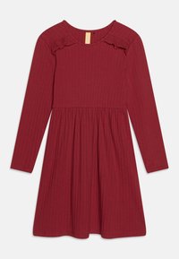 Langärmliges Kleid aus burgunderfarbendem Rippstoff. Verfügt über einen runden Halsausschnitt und Rüschendetails an den Schultern; design mit schwingendem Rock.