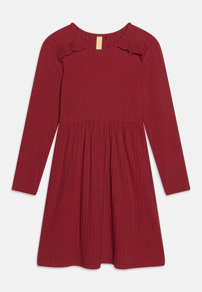 Langärmliges Kleid aus burgunderfarbendem Rippstoff. Verfügt über einen runden Halsausschnitt und Rüschendetails an den Schultern; design mit schwingendem Rock.