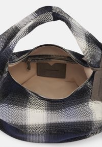 Marineblau-weiß kariert Stofftasche mit weicher Silhouette, glattem Innenfutter und Reißverschluss. Verfügt über ein Markenetikett innen.