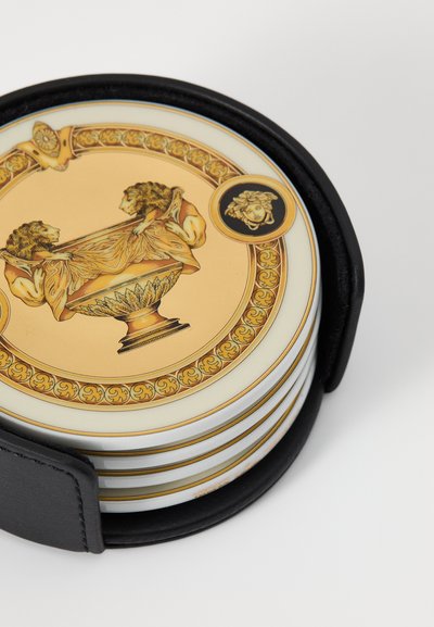 Hat kör alakú kerámia poháralátét készlet, bonyolult arany és fehér mintákkal, oroszlán motívumokkal díszítve, fekete bőr tartóban.