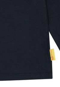 Dunkelblaues Langarm-T-Shirt mit weicher Textur, das ein gelbes Etikett an der Seite und einen geraden Saum mit sichtbaren Nähten aufweist.