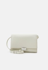 Bolso cruzado de imitación cuero blanco con forma rectangular, textura suave, correa delgada y detalles de hardware en tono plateado.