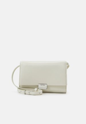 Bolso cruzado de imitación cuero blanco con forma rectangular, textura suave, correa delgada y detalles de hardware en tono plateado.