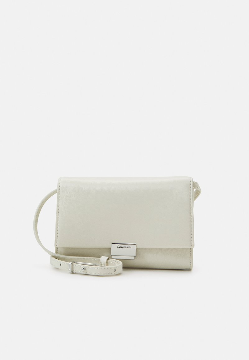 Bolso cruzado de imitación cuero blanco con forma rectangular, textura suave, correa delgada y detalles de hardware en tono plateado.