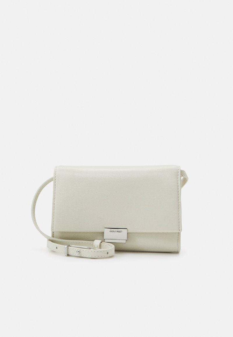 Calvin Klein - ARCHIVE CROSSBODY SHINY - Skuldertasker - ecru, Forstør