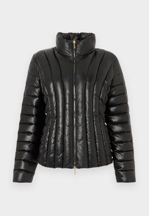 Svart pufferjakke laget av skinnende materiale, med høy krage, frontlås og horisontal quiltet mønster.