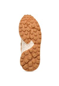 Suola di scarpa da trail con una gomma testurizzata e pattern in toni terrosi, dotata di tacchetti quadrati e triangolari per una migliore aderenza.