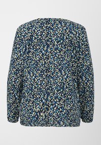 Blusa con pattern floreale su sfondo blu scuro, con accenti verdi e azzurri chiari, scollatura arricciata e maniche lunghe.