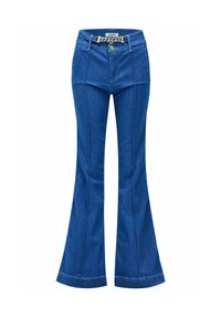 Vaqueros de campana de denim en azul oscuro con cintura alta, que presentan costuras prominentes y un cinturón de cadena en contraste.