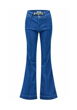 Jeans en denim évasés de couleur bleu foncé avec une taille haute, présentant des coutures visibles et une ceinture en chaîne contrastante.