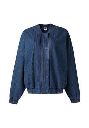 Blauwe spijkerjack met verticale witte strepen, ronde halslijn, knoopsluiting aan de voorkant en elastische boorden en zoom. Twee zijzakken.