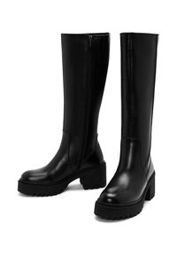 Czarne skórzane kozaki do kolan z grubą platformą, z bocznym zamkiem błyskawicznym i gładką fakturą. Solidna konstrukcja z minimalnymi zdobieniami.