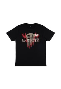 Camiseta de algodón negra con un diseño gráfico de un horizonte y el texto "SAN FRANSOKYO", acentuado con colores rojo y beige.