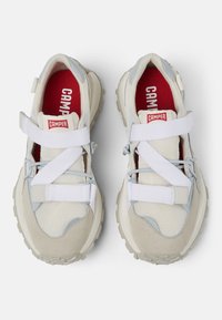 Zapatillas beige y azul claro con materiales de malla y ante, que presentan tiras ajustables blancas y una plantilla roja con el logo "CAMPER".