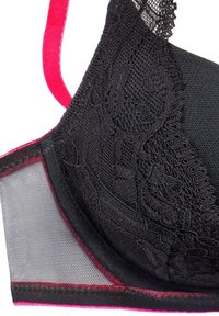 Schwarzer Spitzen-BH mit transparenten Netzpaneelen, fuchsiafarbenen Akzenten und filigranen Blumenmustern. Verfügt über verstellbare Träger und ein weiches Innenfutter.