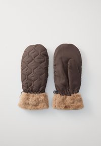 Guanti trapuntati marroni con polsini in pelliccia sintetica beige, uno mostra il palmo e l'altro il retro con un motivo di cuciture ondulate.