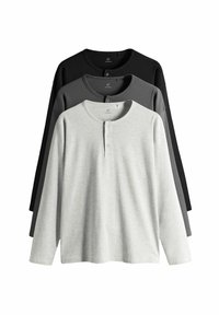 Tres camisetas henley de manga larga en gris, gris oscuro y negro. Hechas de algodón suave, con tapeta de botones y cuello redondo.