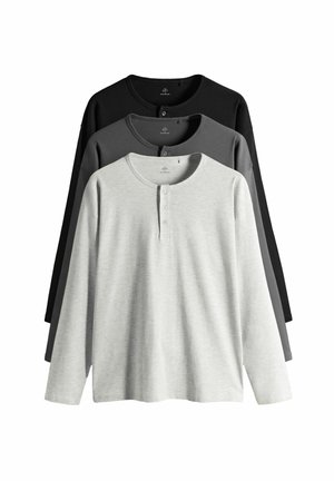 Tre langærmede henley-shirts i grå, mørkegrå og sort. Fremstillet af blødt bomuld, med knaplukning og rund halsudskæring.