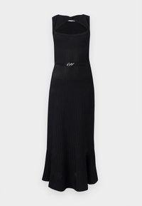 Sort ærmeløs ribstrikket kjole med figursyet bælte med lille sølv signaturspænde og flæset kant.