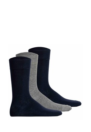 Drei Paar Socken: eine navyblaue, eine hellgraue und eine dunkelnavyfarbene. Gerippte Textur oben, glatter Körper, mittellange Höhe bis zur Wade.