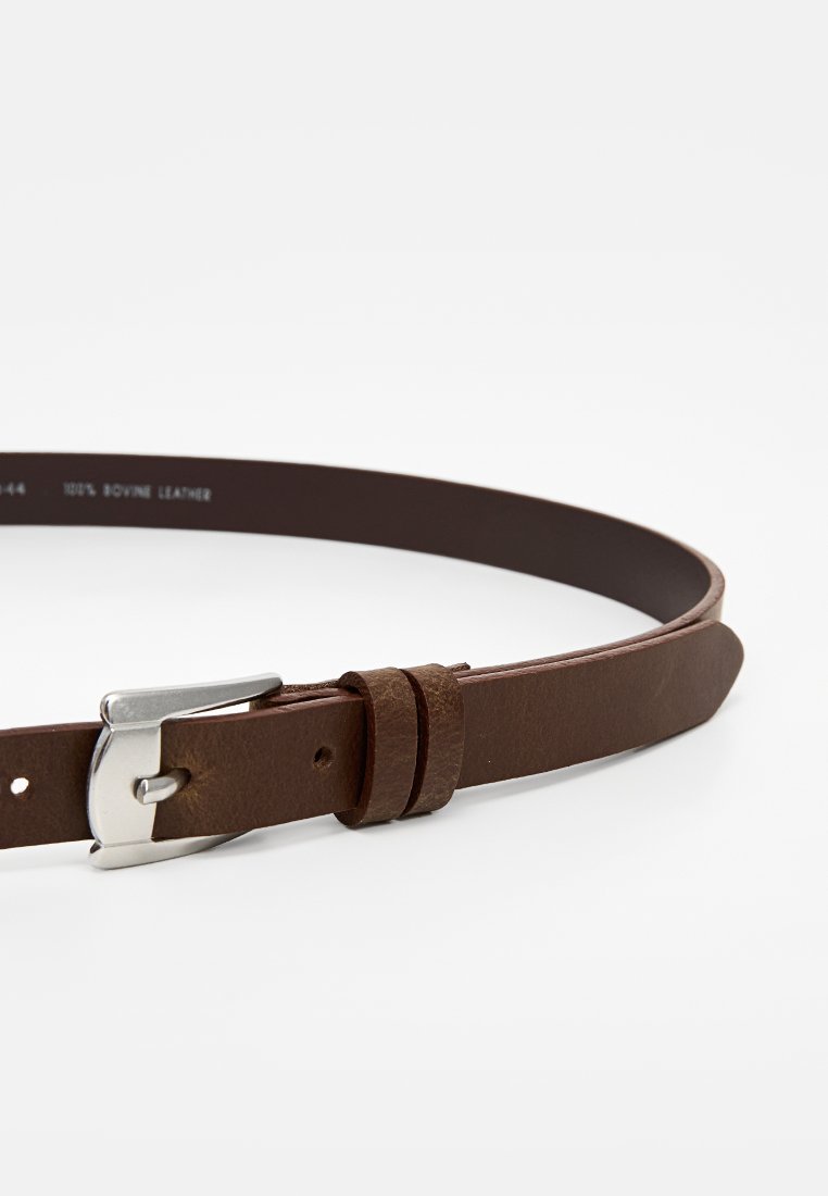 Ceinture en cuir marron avec boucle en argent et deux passants en cuir, présentée sur un fond blanc.