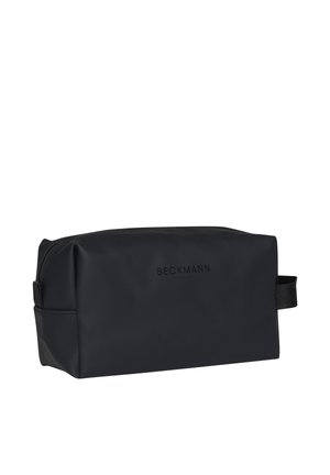 Rektangulær svart toalettmappe med glidelås på toppen, sidehåndtak og diskret "Beckmann Norway 1946"-merke foran.