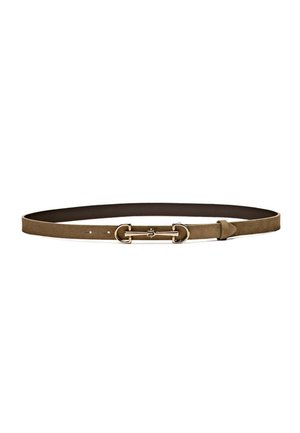 Ceinture en daim marron avec une boucle en métal doré style mors et deux trous de réglage sur fond blanc.