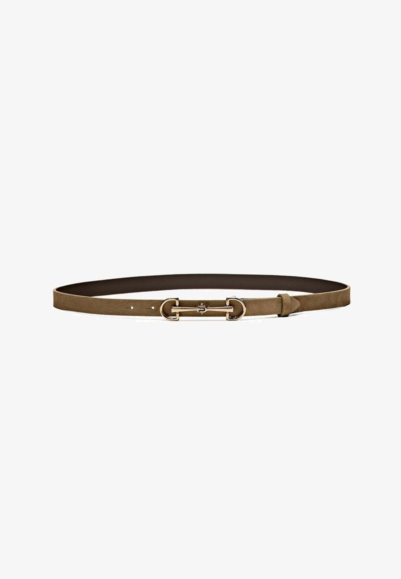 Ceinture en daim marron avec une boucle en métal doré style mors et deux trous de réglage sur fond blanc.