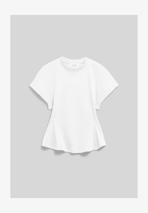 Weißes T-Shirt mit kurzen Ärmeln und Rundhalsausschnitt, subtil ausgestellten Seiten und einem Etikett mit der Aufschrift "IVY OAK" im Kragen, auf hellem grauem Hintergrund.