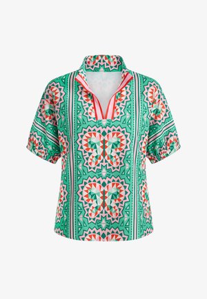 Rövid ujjú zöld blúz rózsaszín, piros és fehér geometriai pillangómintákkal, hasított gallérral, piros szegéllyel.