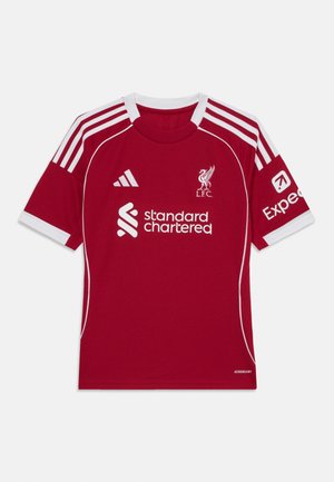 Raudonas „Liverpool FC“ trumpomis rankovėmis futbolo marškinėlis su baltomis „Adidas“ juostelėmis ant pečių, rėmėjų logotipais priekyje ir dešinėje rankovėje bei baltu apykakliu.
