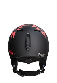 Czarny kask narciarski z czerwonymi akcentami graficznymi, regulowanym systemem dopasowania, otworami wentylacyjnymi oraz oznaczeniami certyfikacyjnymi z tyłu.