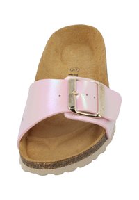 Roze slide sandaal met een glanzende band, voorzien van een metalen gesp. De voetbed is van tan kurk en de zool is van gestructureerd wit rubber.