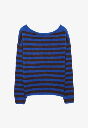 Pruhovaný svetr s výstřihem přes ramena, s modrými a hnědými vodorovnými pruhy. Měkká textura a dlouhé rukávy.