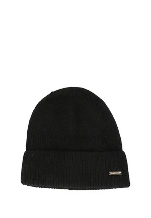 Sort ribstrikket beanie med en foldet kant og et lille rektangulært metalmærke foran på kanten.