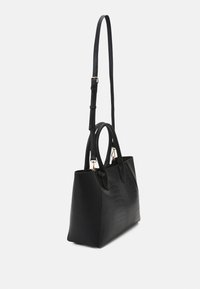 Svart väsk i konstläder med strukturerad framsida, två korta handtag och ett långt justerbart axelband med guldfärgade detaljer.