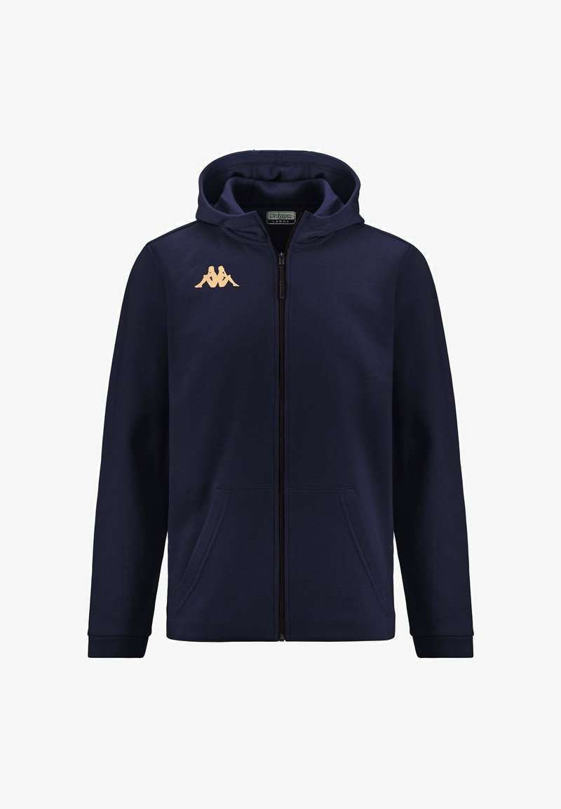 Felpa navy con zip realizzata in morbido tessuto in misto cotone. Presenta un logo Kappa in oro, due tasche frontali e un cappuccio con cordino.
