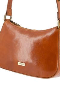 Braune Lederhandtasche mit glänzender Oberfläche, runder Form, Reißverschluss und goldfarbenen Akzenten. Besitzt ein Markenplakette auf der Vorderseite.
