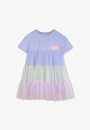 Lilla bomullskjole med korte ermer og et lagdelt tyllskjørt i pastellfarger. Har en frontetikett med teksten "NEVER STOP."