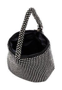Borsa in tessuto nero con strass metallici che rivestono l'esterno, forma rotonda, chiusura con zip e manico adornato di strass.