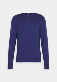 Pull-over bleu marine à manches longues avec col rond, petit logo rouge, blanc et bleu sur la poitrine gauche, poignets et ourlet côtelés.