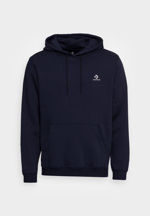 Schwarzer Converse-Hoodie mit Kängurutasche vorne, Kapuze mit Kordelzug, langen Ärmeln und kleinem weißen Converse-Logo auf der linken Brust.