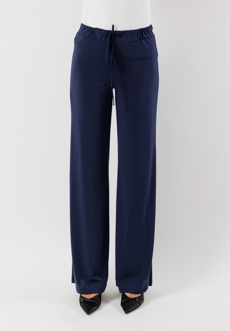 Pantaloni a gamba larga blu navy con vita elastica e cordoncino. Realizzati in un tessuto leggero e liscio. Presentano nessun motivo visibile.