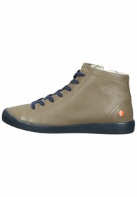 Baskets montantes en cuir beige avec des lacets bleu marine, bout rond, semelle texturée, et un petit logo orange au niveau du talon.