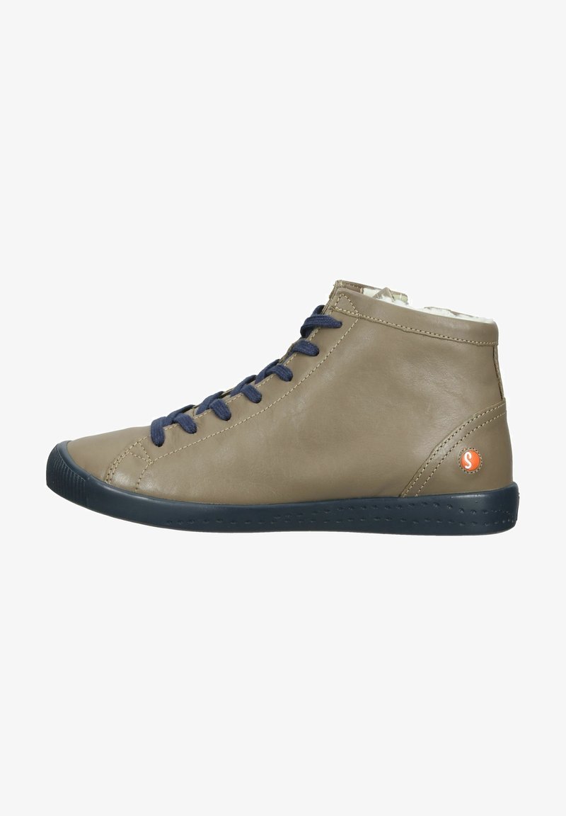 Beige Leder High-Top Sneaker mit marineblauen Schnürsenkeln, runder Zehenpartie, strukturiertem Sohlen und einem kleinen orangefarbenen Logo an der Ferse.