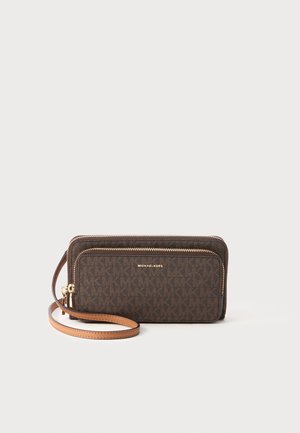 Braune Michael Kors Armband-Geldbörse mit goldenen Reißverschlüssen und Logo, mit abnehmbarem hellbraunem Lederband und mehreren Fächern.
