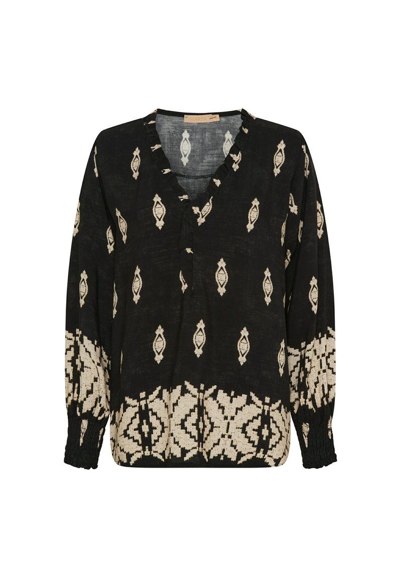 Sort bluse med V-hals, prydet med et cremefarvet geometrisk mønster. Lange ærmer med samlede manchetter og dekorative flæser langs halsudskæringen.