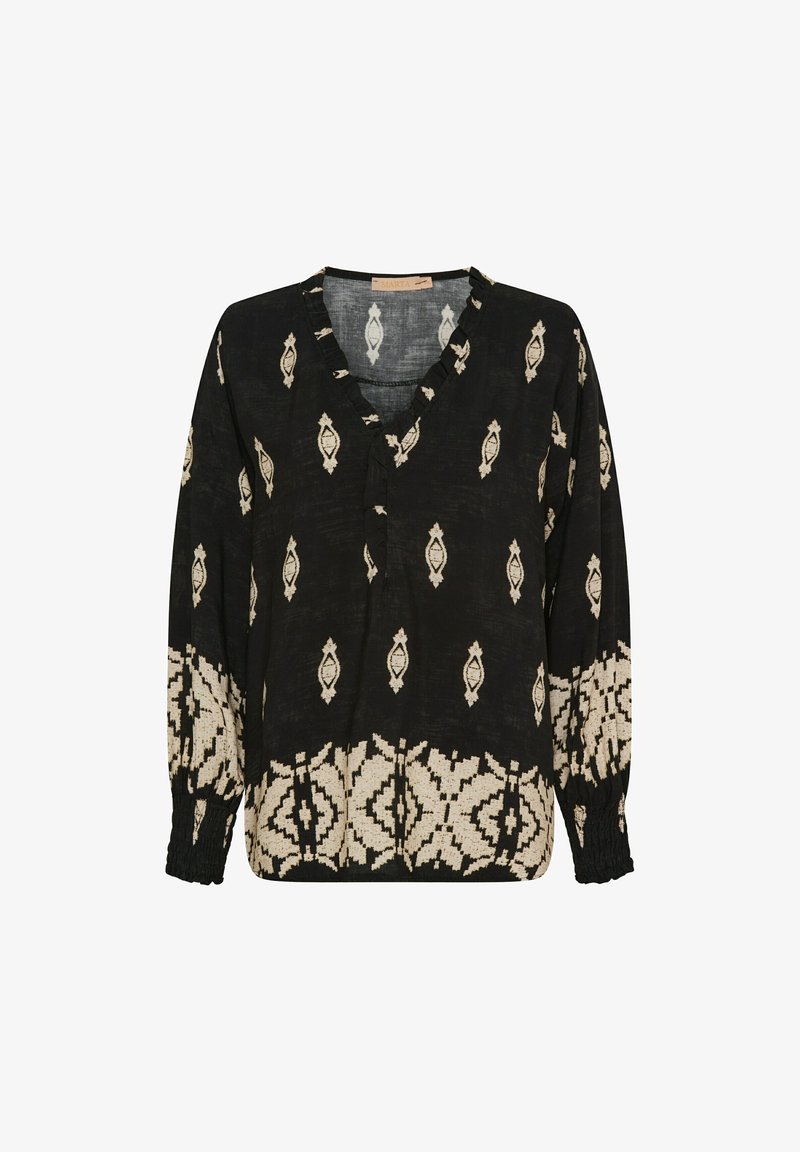 Sort bluse med V-hals, prydet med et cremefarvet geometrisk mønster. Lange ærmer med samlede manchetter og dekorative flæser langs halsudskæringen.