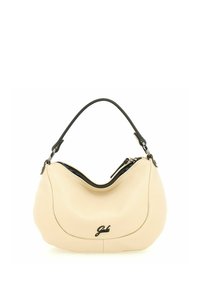 Bolso de cuero beige con forma curva, asa superior negra y cierre de cremallera. Presenta el logotipo de la marca en relieve en la parte frontal.