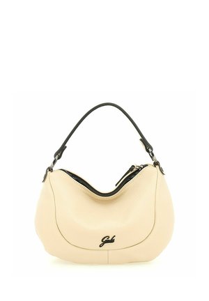Bolso de cuero beige con forma curva, asa superior negra y cierre de cremallera. Presenta el logotipo de la marca en relieve en la parte frontal.